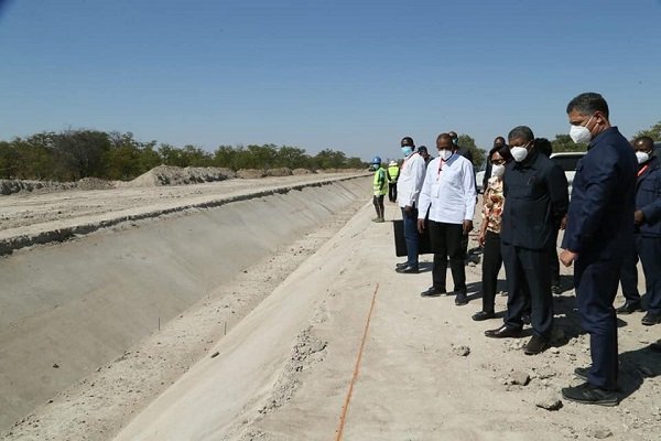 PRESIDENTE VISITA PROJECTO DE COMBATE À SECA NO CUNENE