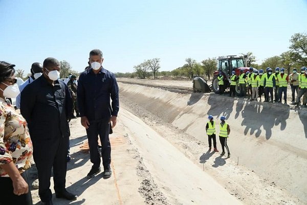 PRESIDENTE VISITA PROJECTO DE COMBATE À SECA NO CUNENE