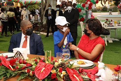 PROJECTO “RODA DO AMOR”: Casal presidencial festeja o natal com crianças desfavorecidas