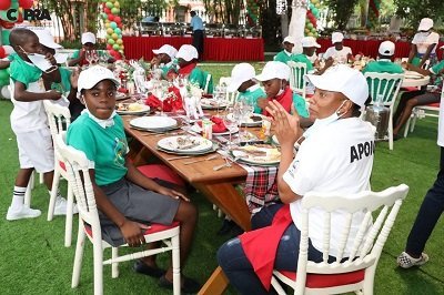 PROJECTO “RODA DO AMOR”: Casal presidencial festeja o natal com crianças desfavorecidas